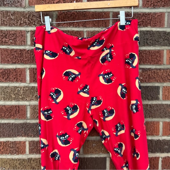 LuLaRoe Red and Black Cat Crescent Moon Patterned Mid Rise Leggings - Picture 2 of 3